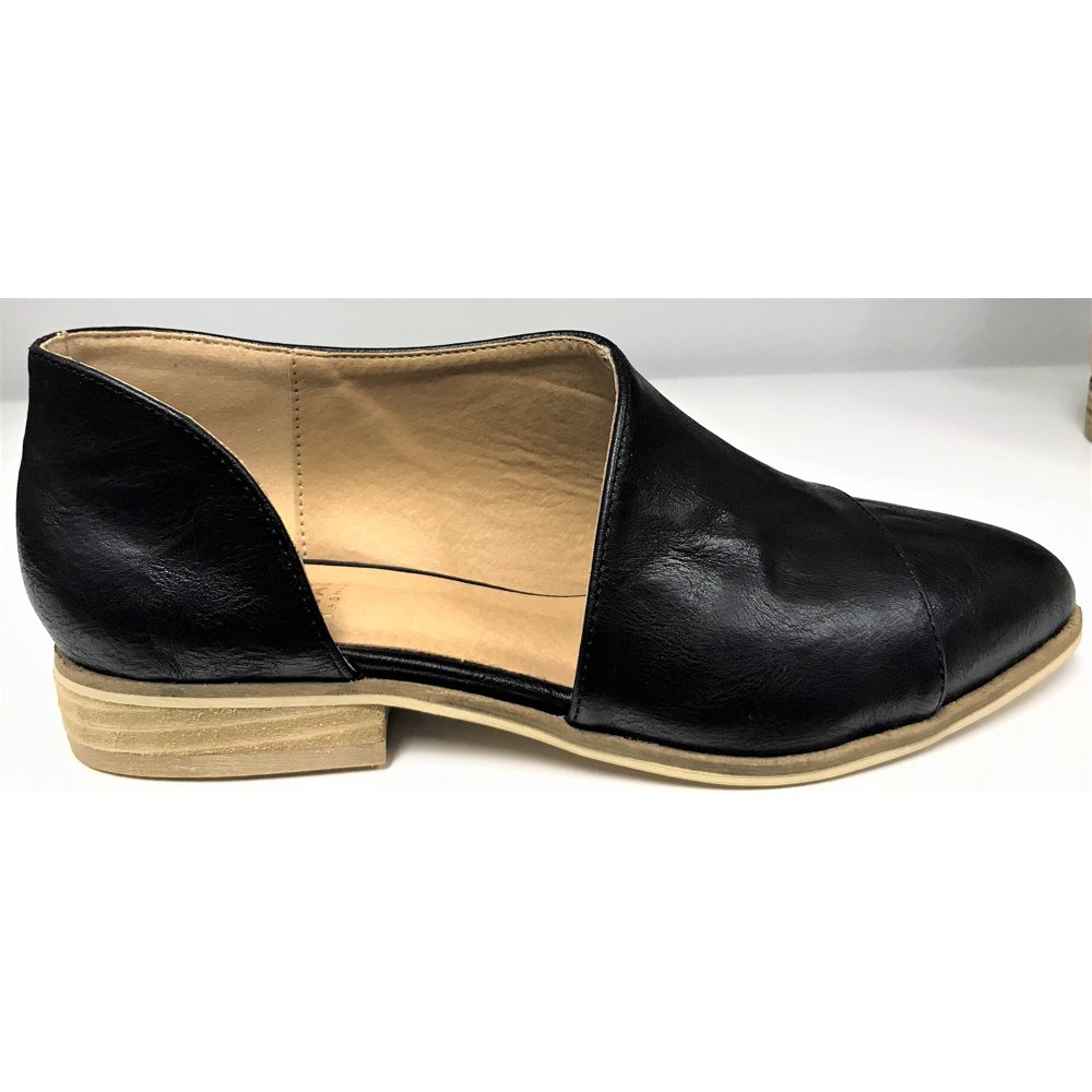 pointed toe flat boot