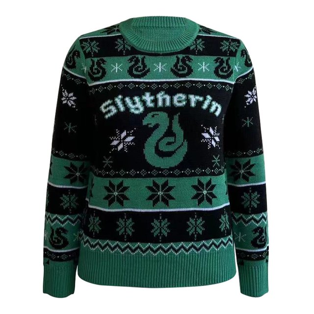 suéter harry potter para mujer navideño potter slytherin suéter negro y verde, vista frontal centrada con cuello redondo; tejido jacquard con la palabra "Slytherin" y un gran emblema de serpiente en el centro, copos de nieve y bandas geométricas, puños y pretina acanalados. Material calientito según ficha, ideal para temporada fría y eventos navideños; también suele usarse como prenda temática para fiestas y reuniones informales.