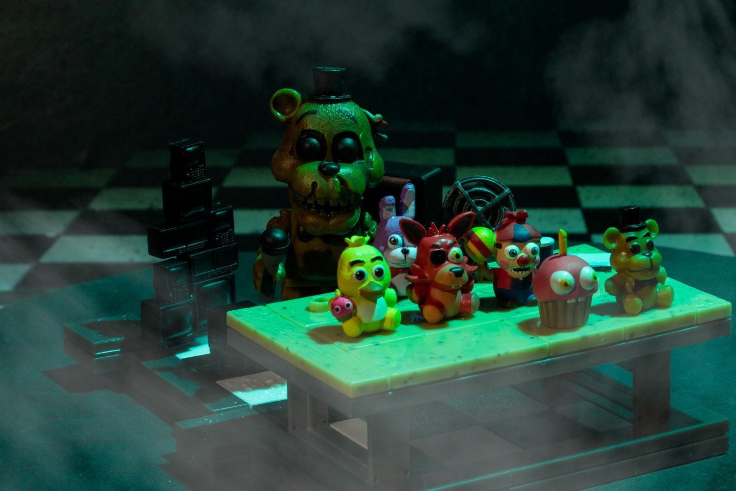 McFarlane Five Nights at Freddy's Bureau avec Golden Freddy Ensemble Petit