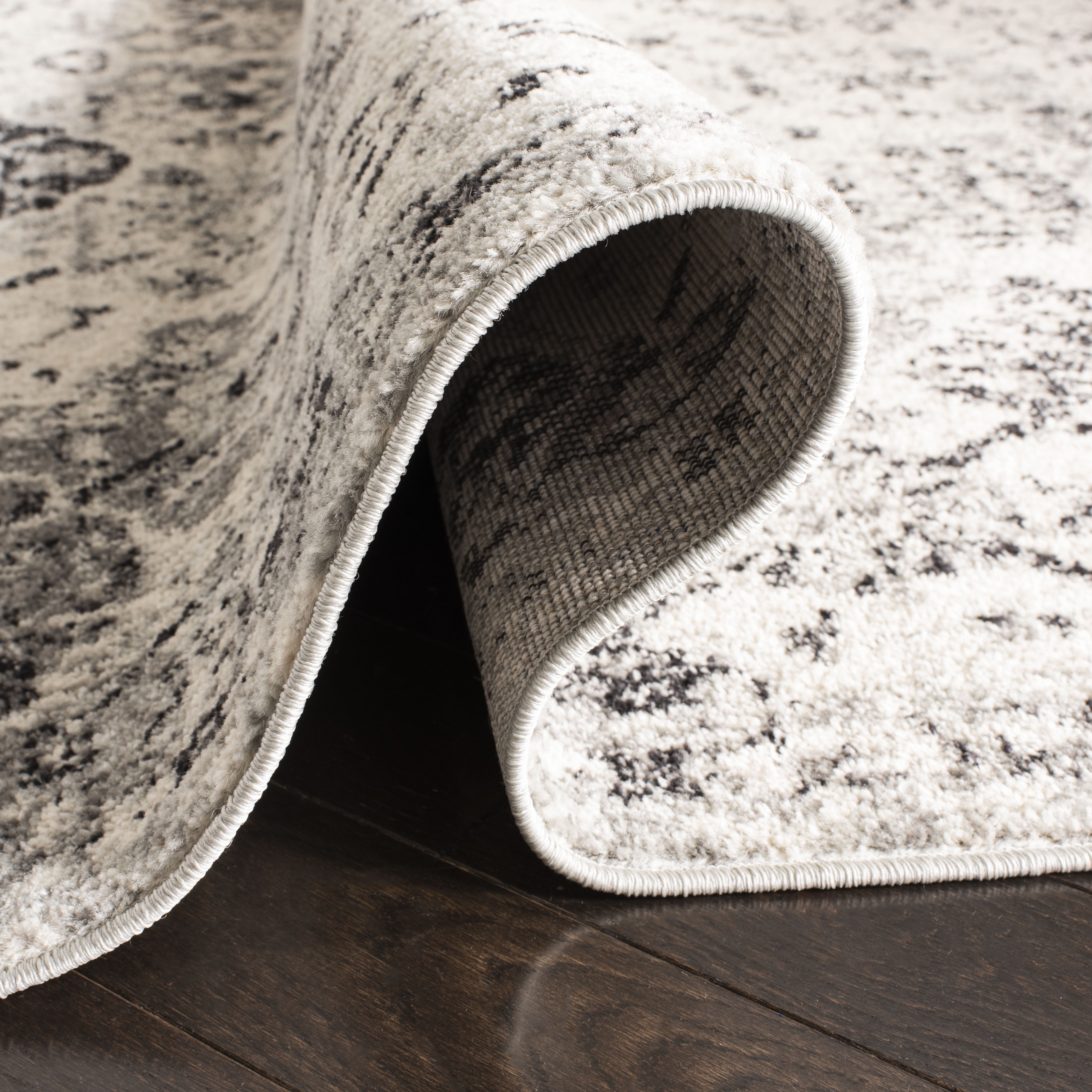 SAFAVIEH Madison Judith Distressed Runner Rug, Silver/Grey, 2'3" x 10' - Transitional Modern Design, Silver & Grey, Non-Shedding & Easy Cleaning, Ideal for Living Room, Bedroom, Dining Space, Entrywa