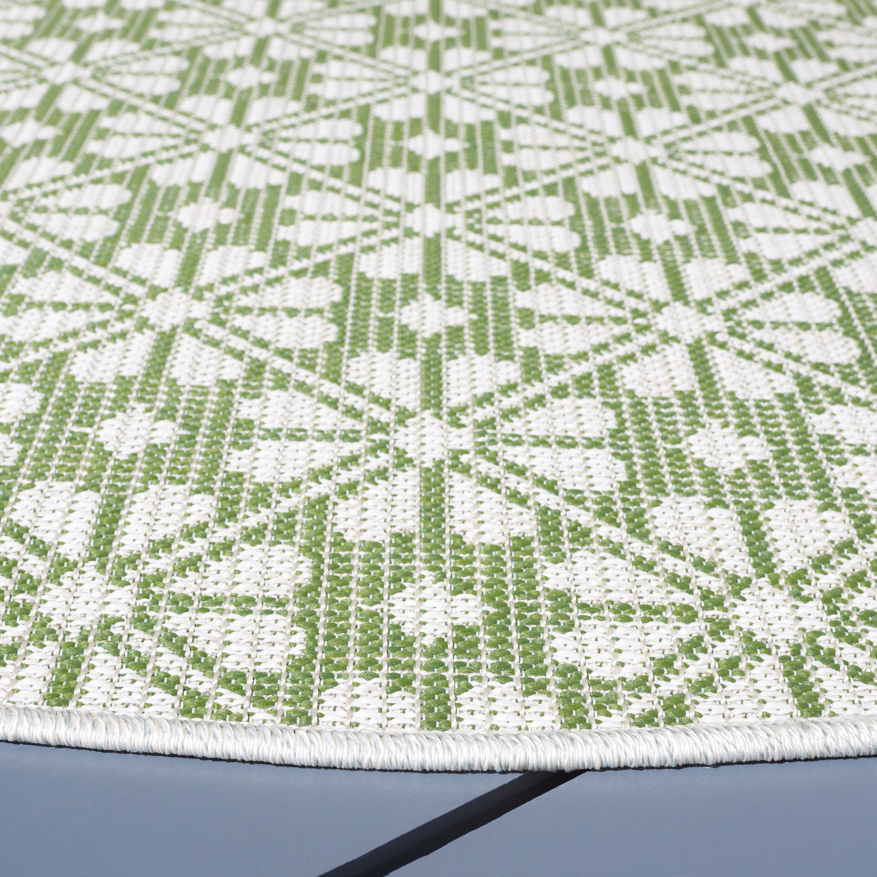 SAFAVIEH Martha Stewart Hampton Diamond Indoor/Outdoor Area Rug, Green/Ivory, 6'5" x 6'5" Round