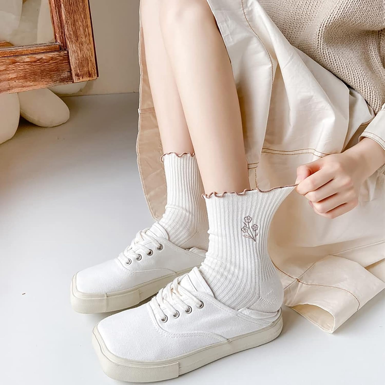 Holzlrgus Women Cute Ruffle Frilly Aesthetic Ankle Socks Flower Embroidery Turn Cuff Crew Cotton Socks Teen Girls