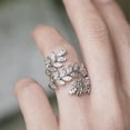 thumbnail image 4 of Anillo de dedo largo novedoso Li build 51,8 mm Estilo de hoja con dije fresco Chapado en oro/platino, 4 of 4