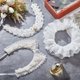 thumbnail image 4 of Collar de perlas de plástico blanco, corbata de poliéster, collar de perlas extraíble, collar de flores de diamantes de imitación. Adecuado para, 4 of 8