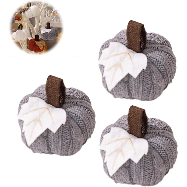 mini calabazas blancas colgante de calabaza pequeña de punto XINYU — tres mini calabazas grises tejidas, vista frontal 3/4, textura de punto de lana con costillas visibles, tallo marrón de tela y hoja blanca de fieltro con pespuntes; aptas para manualidades, decoración otoñal y colgantes de Halloween.