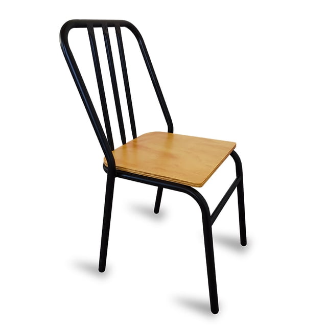 sillas metálicas para restaurante, cafetería o comedor modelo nisso con asiento de madera respaldo de metal con tubo color negro silla en vista 3/4, estructura tubular de acero negro con respaldo curvado y tres varillas verticales, asiento cuadrado de madera clara laminada, fondo blanco. adecuada para restaurantes, cafeterías y comedores domésticos; frecuentemente usada en espacios comerciales por su diseño sencillo.