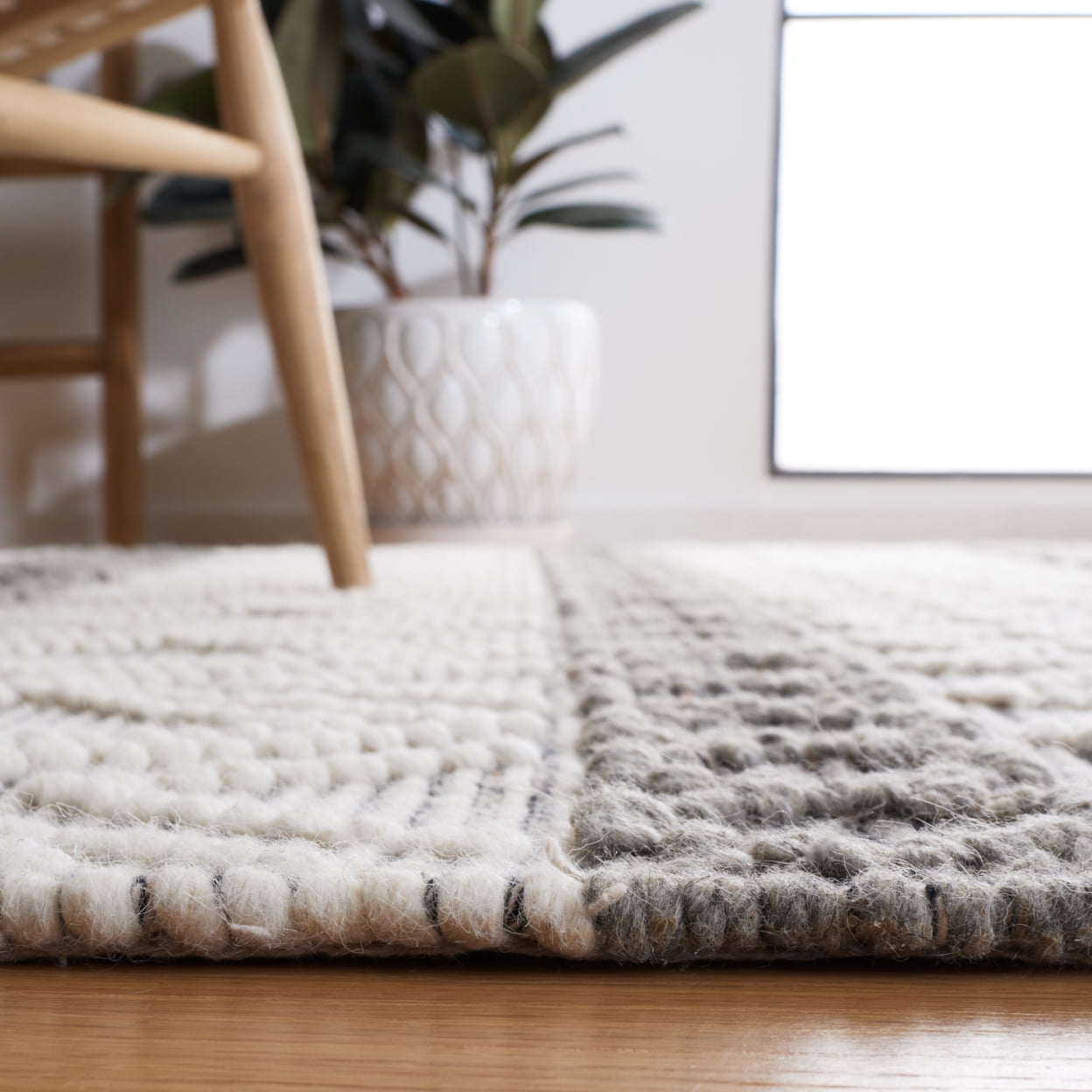 SAFAVIEH Natura Russell Geometric Striped Area Rug, Ivory/Charcoal, 4' x 6'