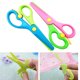 thumbnail image 1 of Fiudx Tijeras de Plástico, Diseño Seguro y Ligero, Herramienta de Juguete de Colores Brillantes, Accesorio Divertido para Manualidades, Uso En La Oficina o El Hogar, Color Aleatorio, Juego de 1 Pieza, 1 of 4