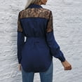 thumbnail image 4 of Blusa de encaje azul real para mujer con cinturón de cintura alta, largo medio, cuello redondo y detalle de botones, 4 of 6