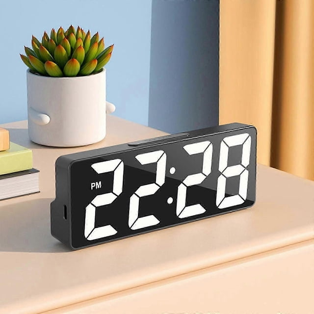 Reloj despertador digital sencillo con pantalla LED grande y diseño moderno. Incluye múltiples funciones para escritorio, mesita de noche, estudio, cocina y espejo.