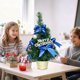 thumbnail image 4 of Adorno navideño retráctil mini de 30 cm | Decoración navideña de escritorio | Árbol de mesa de plástico ensamblado a mano con lazos y adornos navideños | Dorado, rojo, azul y verde, 4 of 6