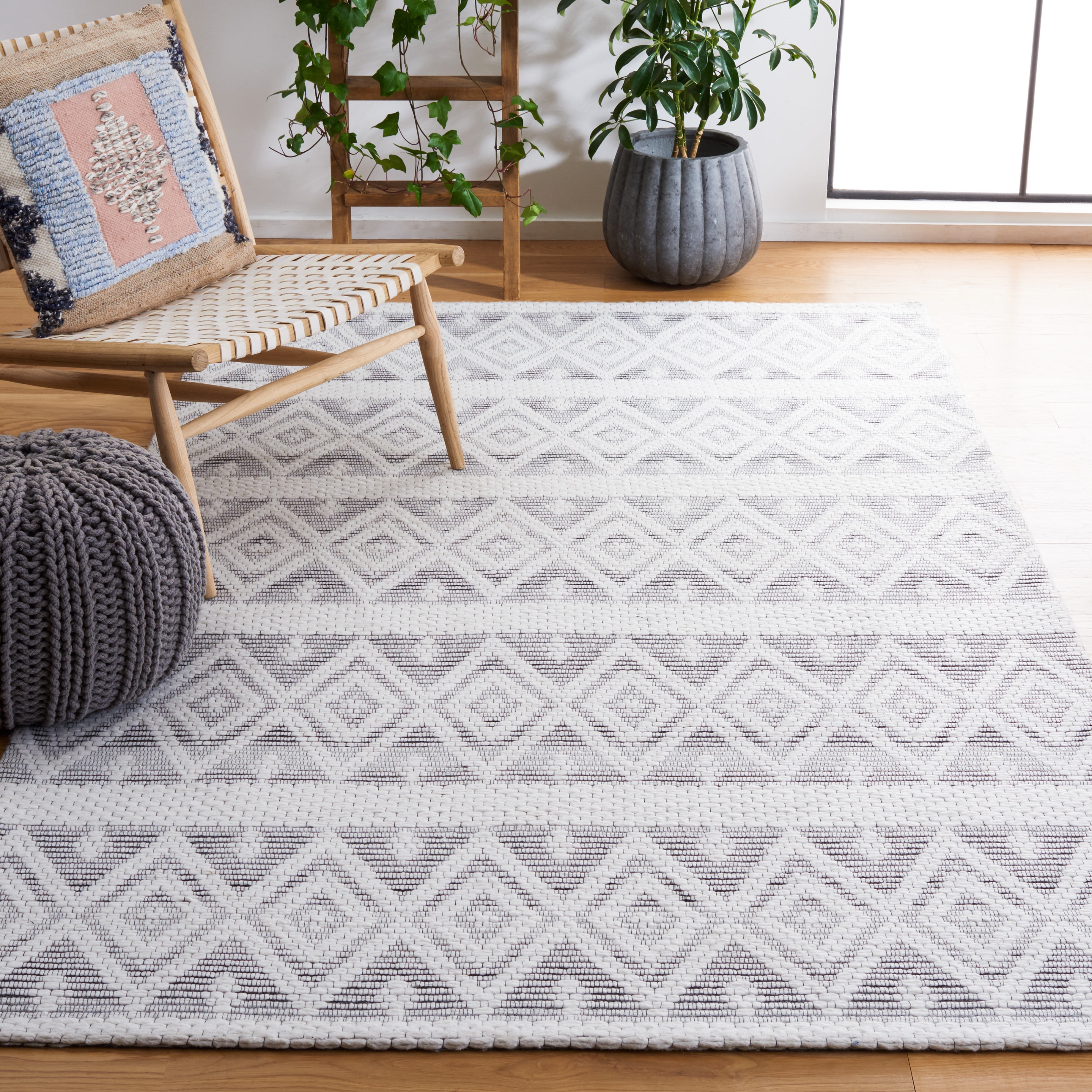 SAFAVIEH Marbella Braiden Diamond Area Rug, Ivory/Black, 3' x 5'