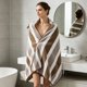thumbnail image 1 of Toalla de baño multiusos absorbente de 140x70 cm, poliéster suave, secado rápido, bordes reforzados, para ducha, playa, gimnasio, piscina, uso doméstico, 1 of 6