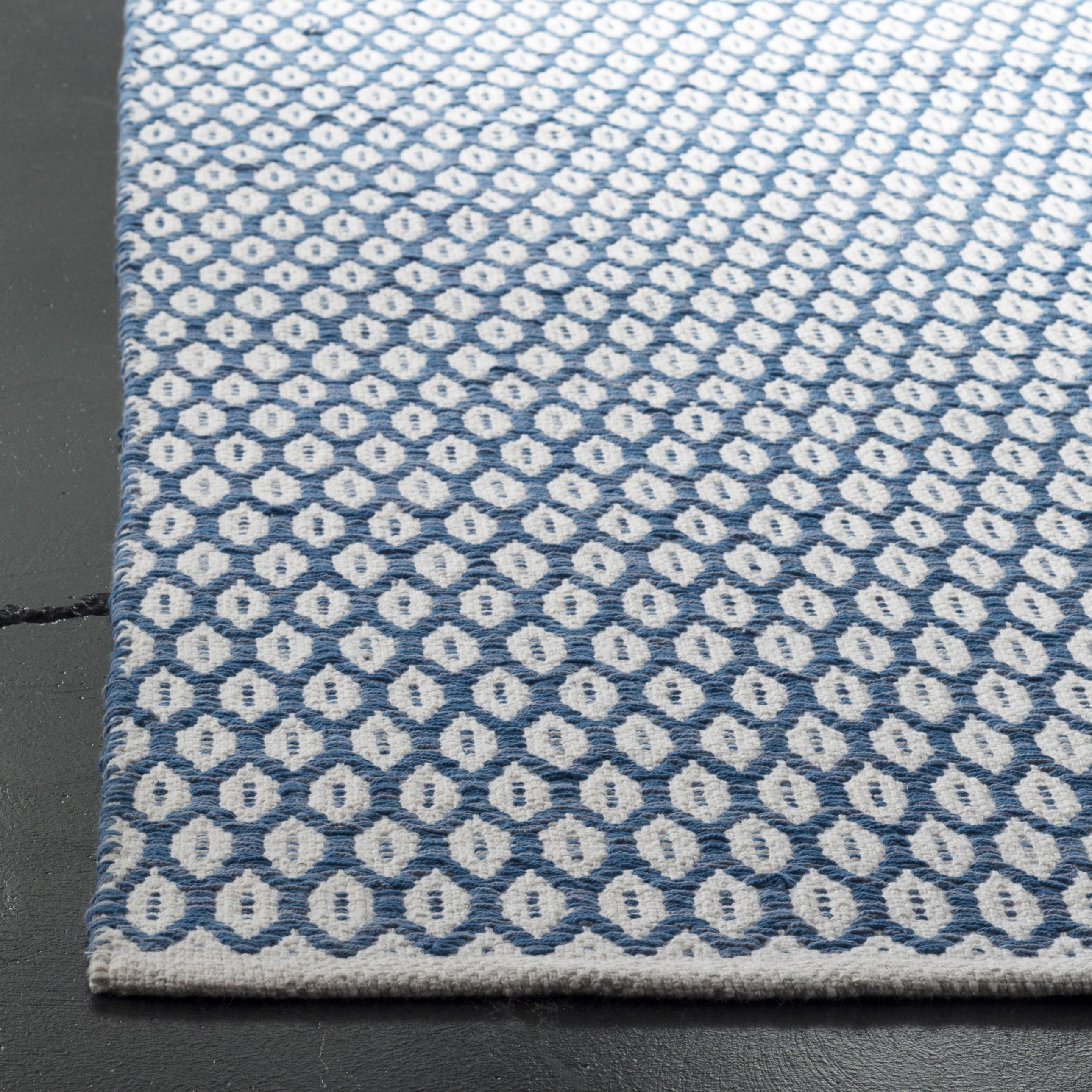 SAFAVIEH Montauk Crystal Geometric Cotton Runner Rug, Blue/Ivory, 2'3" x 8'