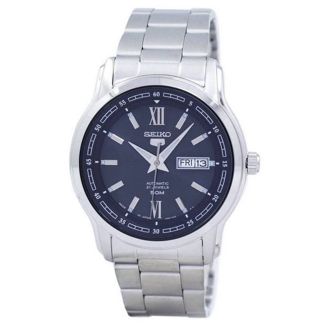 seiko reloj 5 automático fabricado en japón, modelo snkp17, snkp17j1 y snkp17j para hombre. Vista frontal centrada de reloj con esfera azul y tres manecillas, índices mixtos con numerales romanos a las 12 y 6, ventana día/fecha a las 3, caja y brazalete de acero inoxidable cepillado, resistencia al agua 50 m; ideal como reloj diario de vestir para viaje.