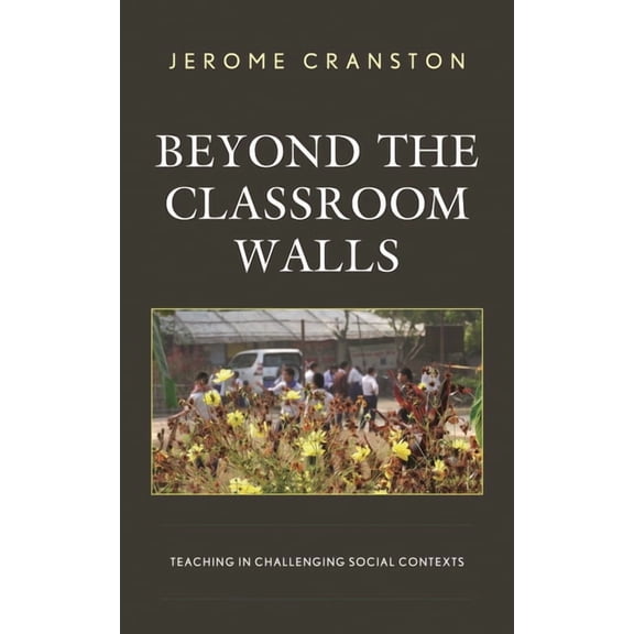 Beyond the Classroom Walls: Teaching in Challenging Social Contexts, (Hardcover)