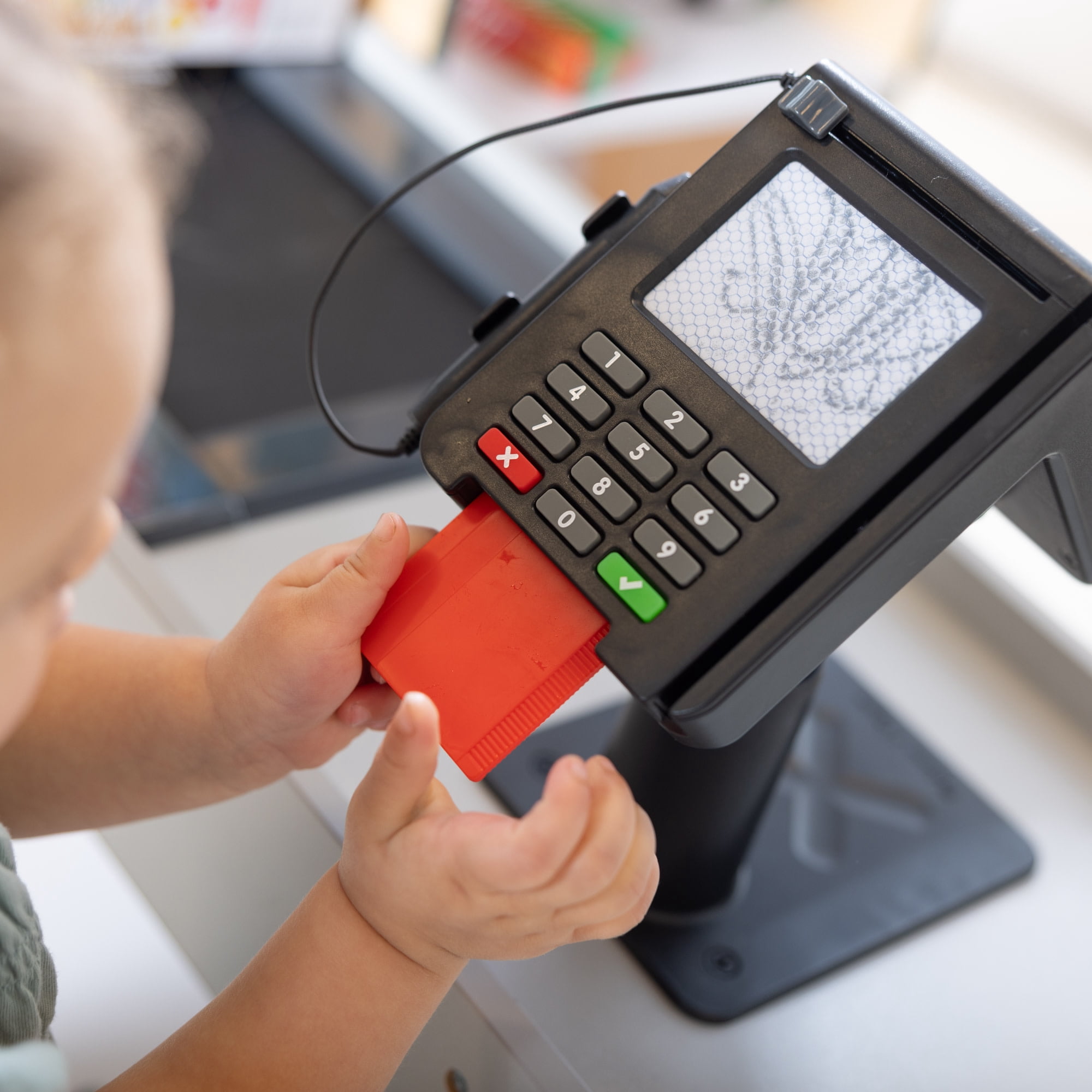 Melissa & Doug Fresh Mart Pretend Grocery Store with Cash Register, Scanner, & Conveyor Belt for Children 3Y+ - FSC Certified
