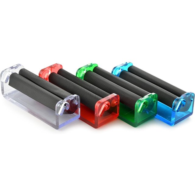 juego de 4 máquinas liadoras de cigarrillos de 7 cm para tabaco de liar, vista 3/4 frontal de cuatro unidades en carcasa plástica translúcida multicolor (transparente, roja, verde y azul) con doble rodillo texturizado negro, acepta papel hasta 70 mm de ancho, marca JM; también suele usarse para preparar cilindros de tabaco caseros de tamaño compacto.