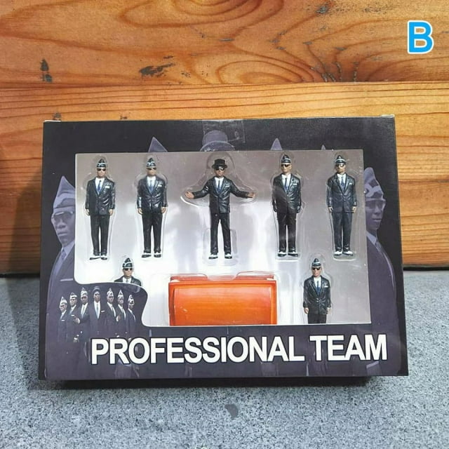 Mini Ghana Pallbearers Dancing Team African Black Man Carrying Coffin Dance Model Kit Action Figure Collection Toys
