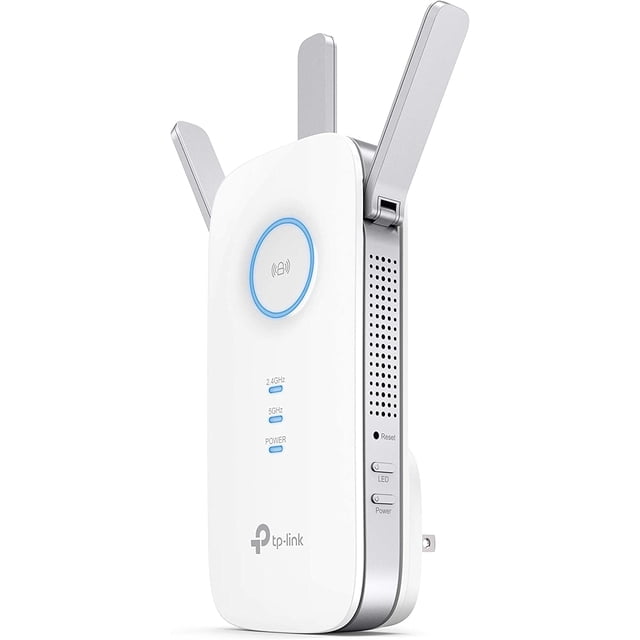 tp-link ac1750 wifi extender, pcmag editor's choice, hasta 1 — Extensor Wi‑Fi AC1750 blanco en vista frontal 3/4 con tres antenas plegables, anillo LED circular azul, indicadores 2.4GHz, 5GHz y Power, botones laterales Reset/LED/Power y logo TP‑Link; carcasa con panel lateral perforado para ventilación, a menudo se usa para ampliar señal Wi‑Fi en habitaciones y oficinas pequeñas.
