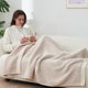 thumbnail image 4 of Manta Amélie Home con forma de gofre de chenilla reversible, 130 x 150 cm, 4 of 9