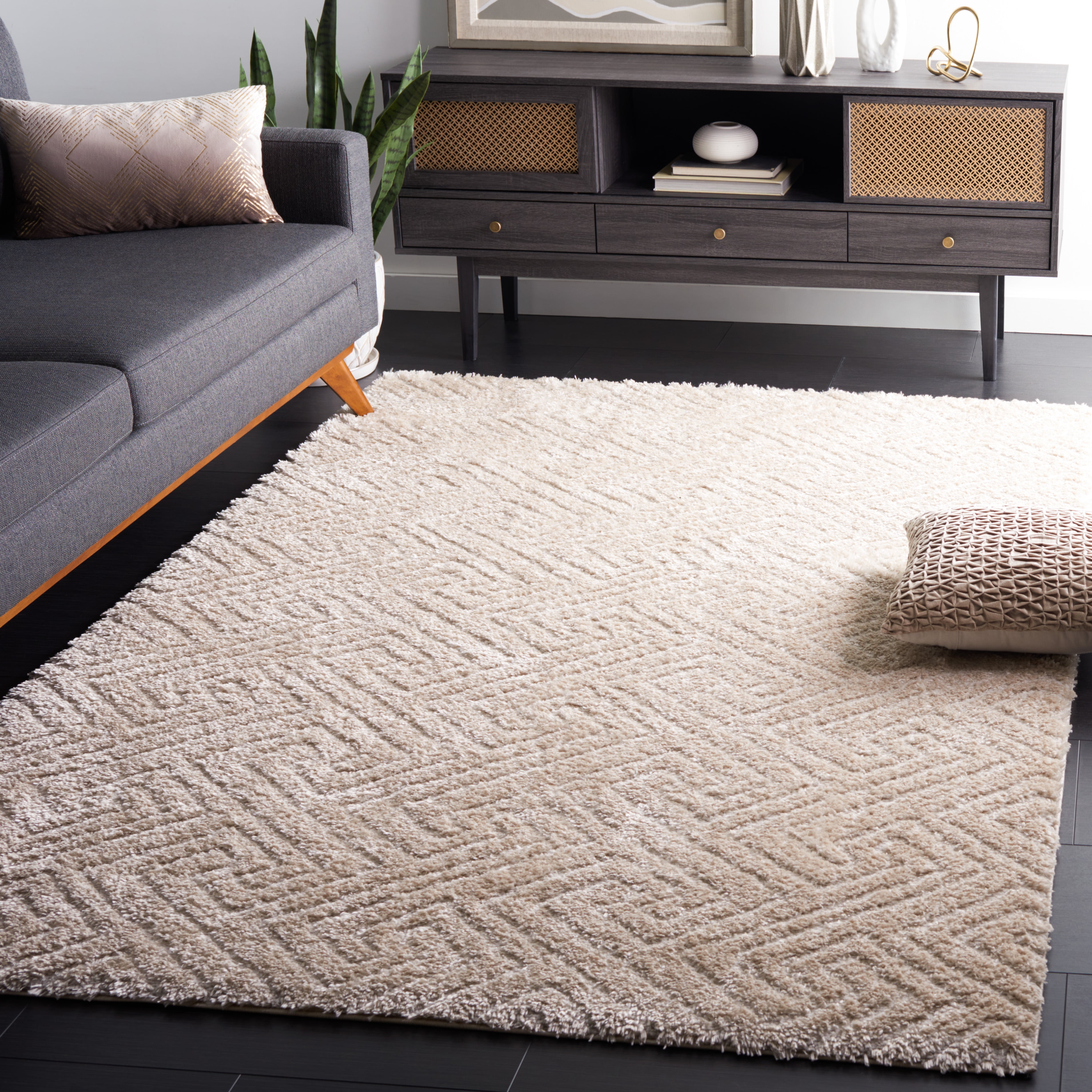 SAFAVIEH Tahoe Ainsley Geometric Shag Area Rug, Beige, 4' x 6'