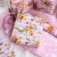 thumbnail image 2 of Papel de regalo con forma de flor rosa burymento reversible, 2 of 7