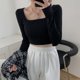thumbnail image 5 of Top corto básico informal ajustado de manga larga con cuello cuadrado para mujer, camiseta de manga larga de color sólido, negro, 5 of 6
