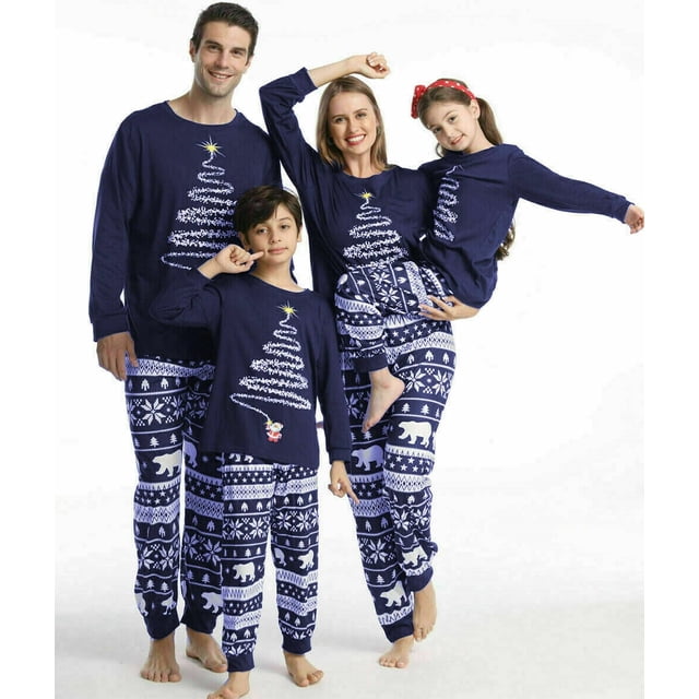 pijamas navideños familiares a juego sinhoon para papá, mamá y niños (azul, tallas 2/3 años) Familia de cuatro en vista frontal vistiendo pijama unisex azul marino: camiseta de manga larga y cuello redondo con árbol de Navidad blanco estampado y pantalón con patrón tipo jacquard de copos, renos y figuras geométricas en blanco. Confeccionado en algodón; incluye 1 camiseta y 1 pantalón. Ideal para reuniones familiares y sesiones de foto; también suele usarse para sesiones navideñas en casa.