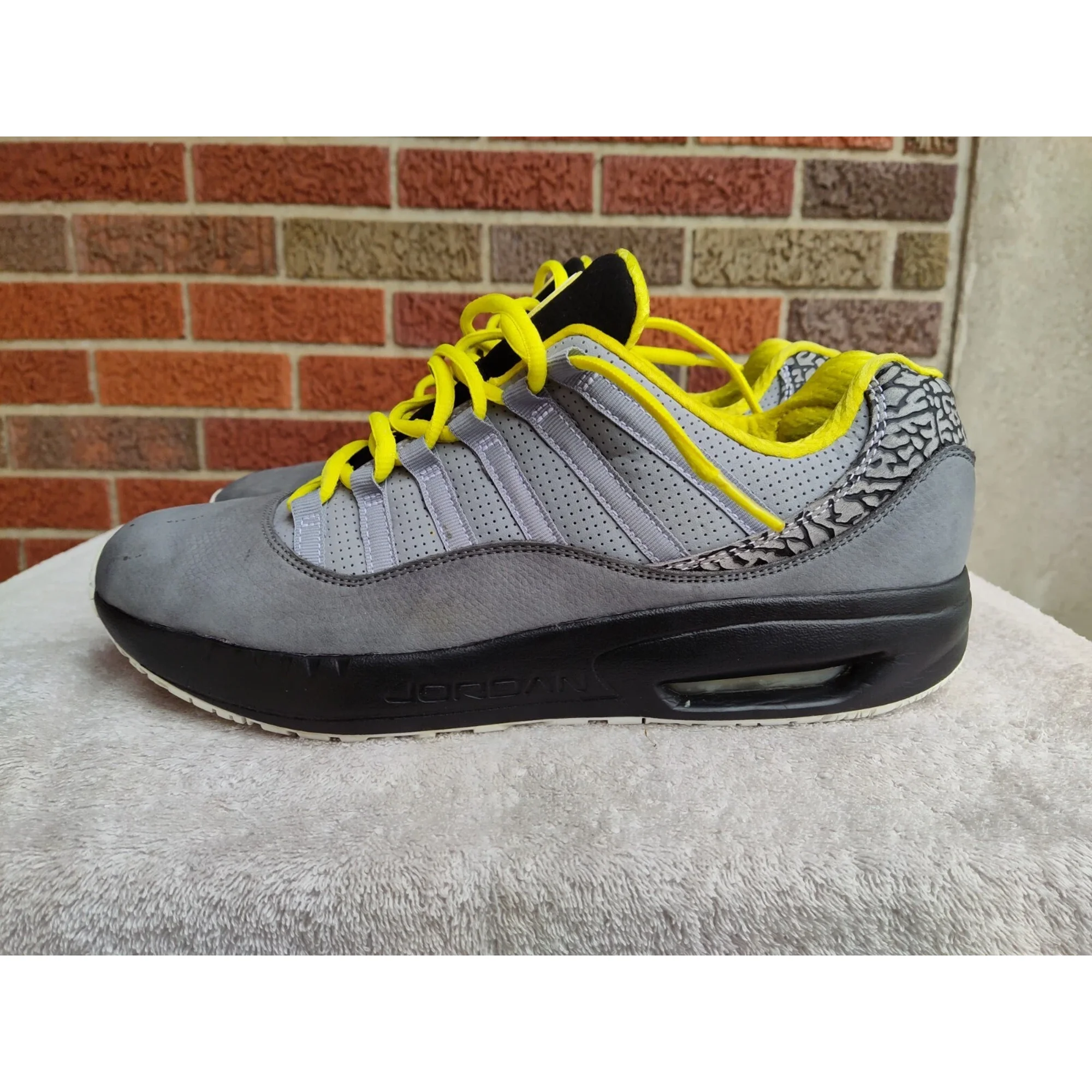 Jordan Men\'s Gray, Black and Yellow Athletic Basketball Shoes Amazon.com | Nike Jordan Mens Air Jordan 4 Retro CT8527 700  main image 4