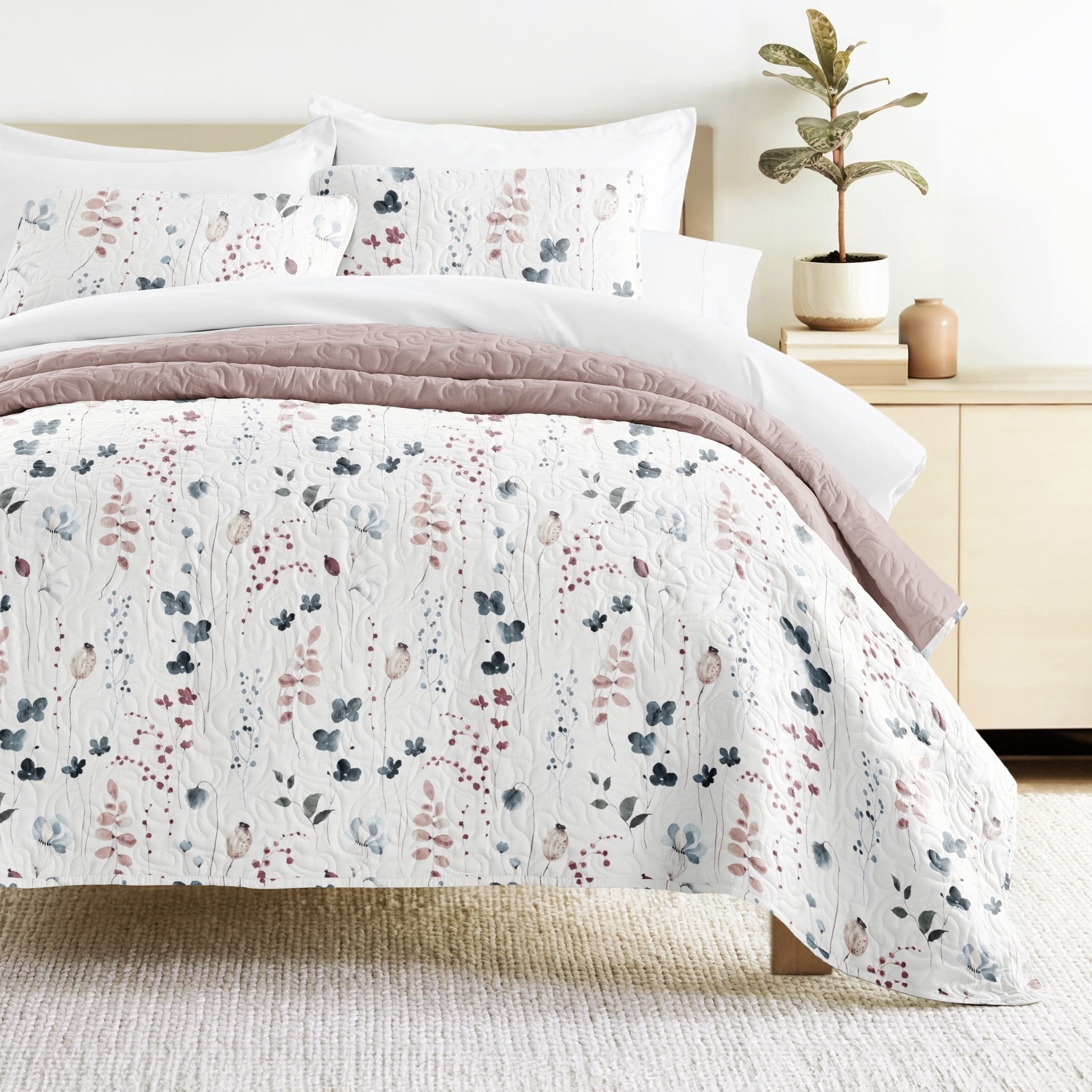 Lightweight Quilt Set Super Soft Wrinkle Resistant Quilted Coverlet Floral Patterns by Comfort Canopy