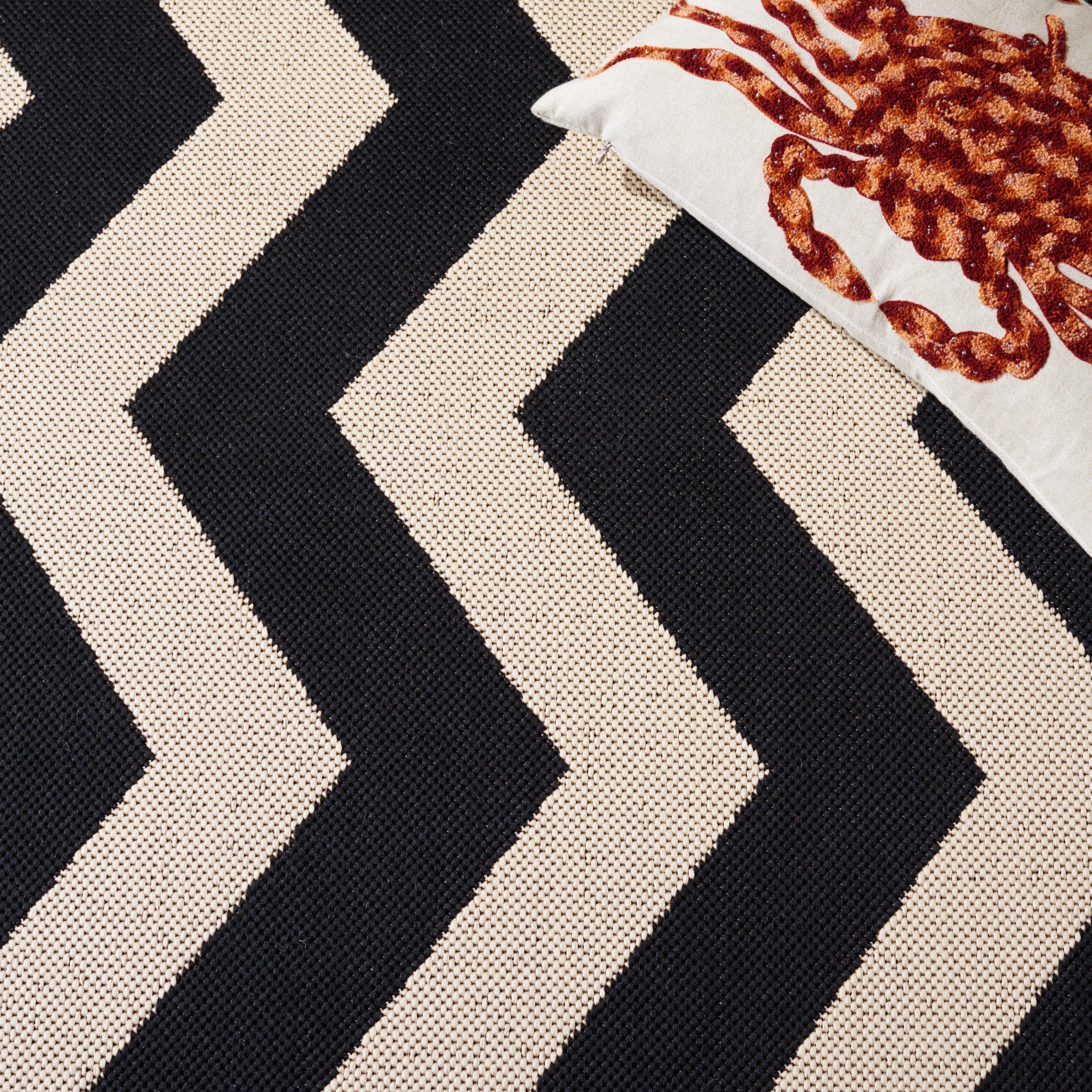 Safavieh Courtyard Ayden Chevron Indoor/Outdoor Area Rug, Black/Beige, 5'3" x 5'3" Round