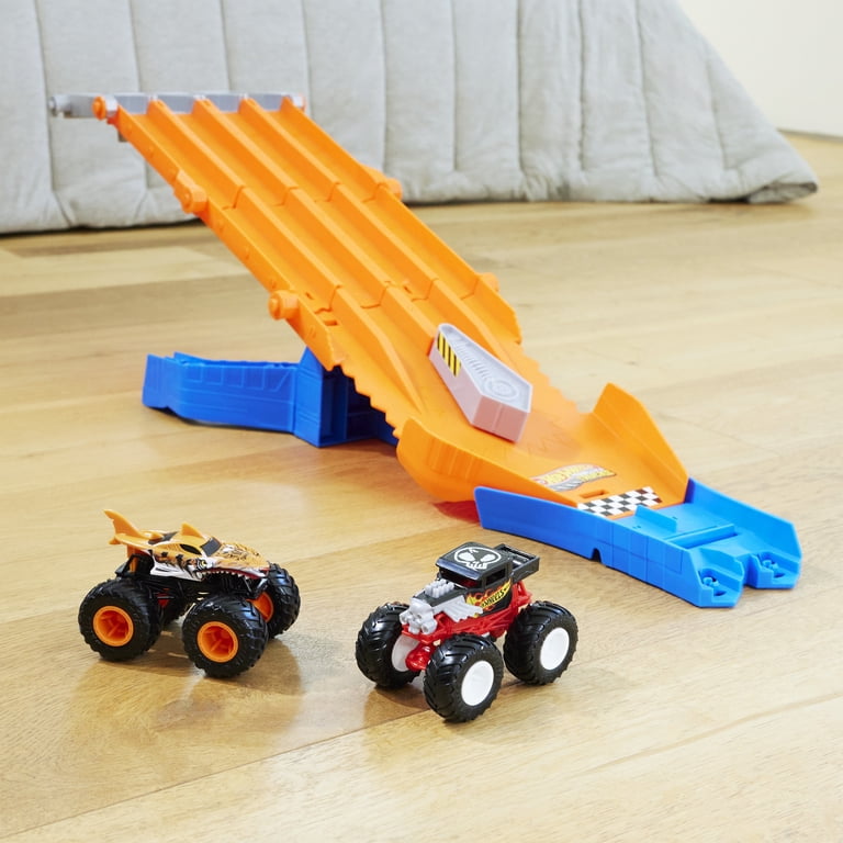 Hot Wheels Monster Trucks 11台セット Mattel Hot Wheels Monster Trucks Race Down Destruction Playset