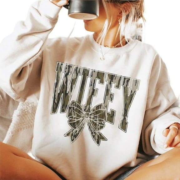 Camo Wifey Graphic Sweatshirt – Camouflage Bow Print Coquette Sweater for Brides & Wives, Casual Hunting Wife Pullover