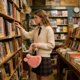 thumbnail image 5 of Bolso bandolera de piel sintética con forma de corazón para mujer | Lindo bolso de hombro mullido con correa de cadena | Bolso de mano suave y afelpado para uso diario, 5 of 6