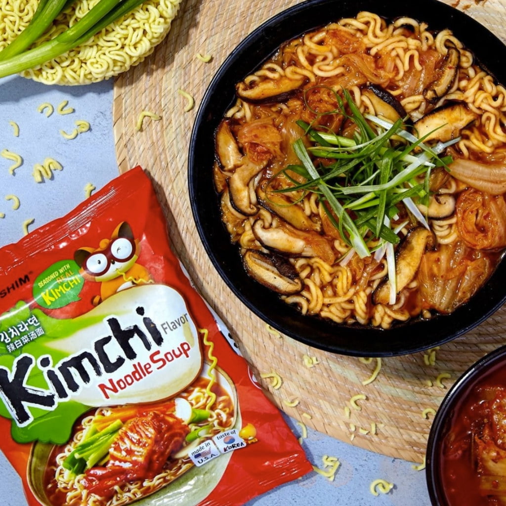 Noodles Istantanei Coreani Con Kimchi E Uova Immagine Stock - Immagine di  verde, cipolla: 155921693