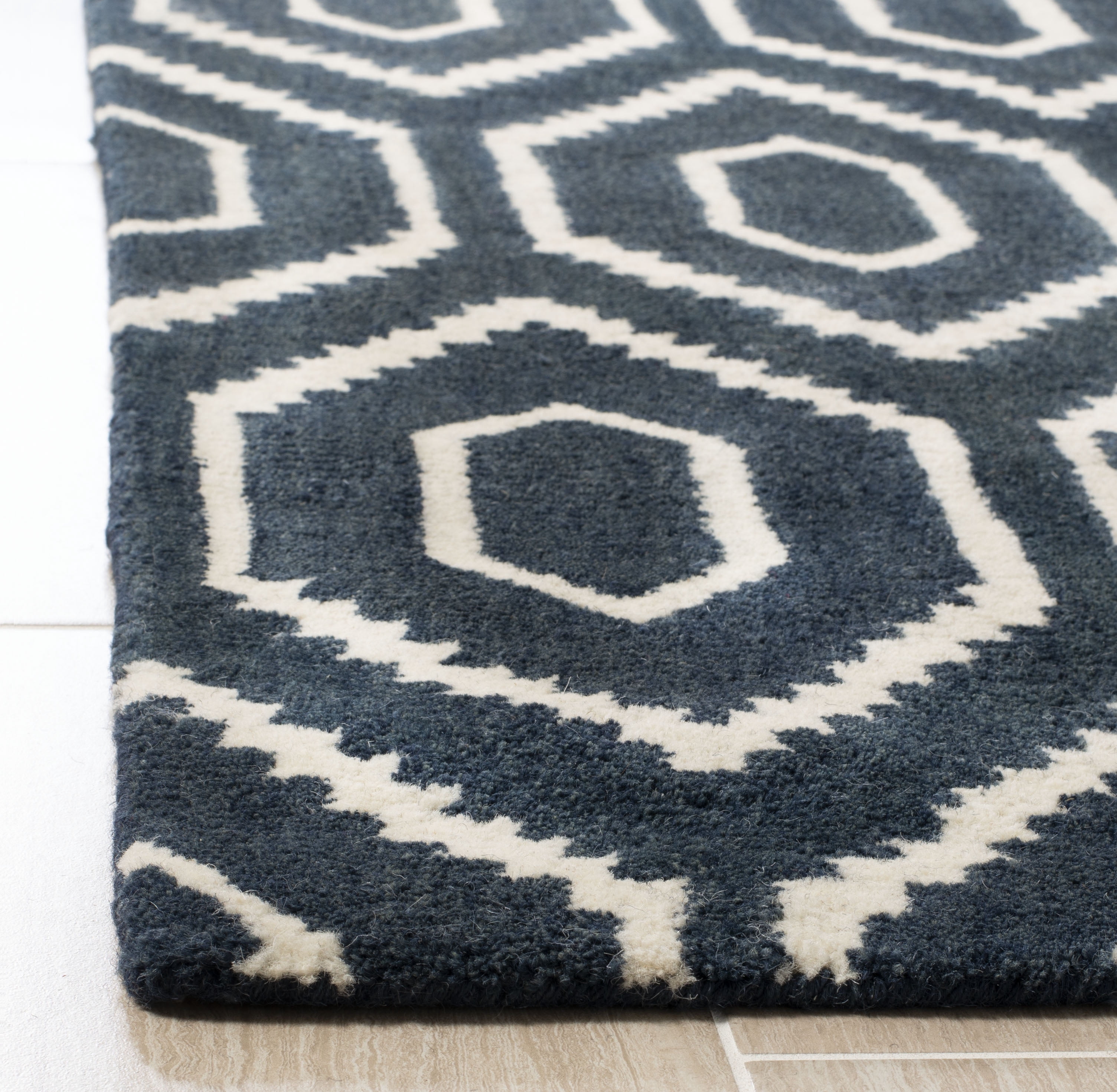 SAFAVIEH Himalaya Diarmait Geometric Wool Area Rug, Navy/Ivory, 3' x 5'