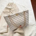 thumbnail image 5 of Bolsos de mano para mujer, de piel sintética, con entramado de diamantes, bolso de mano con personalidad, de gran capacidad, bolso de hombro para debajo del brazo, bolso de diseñador, 5 of 5