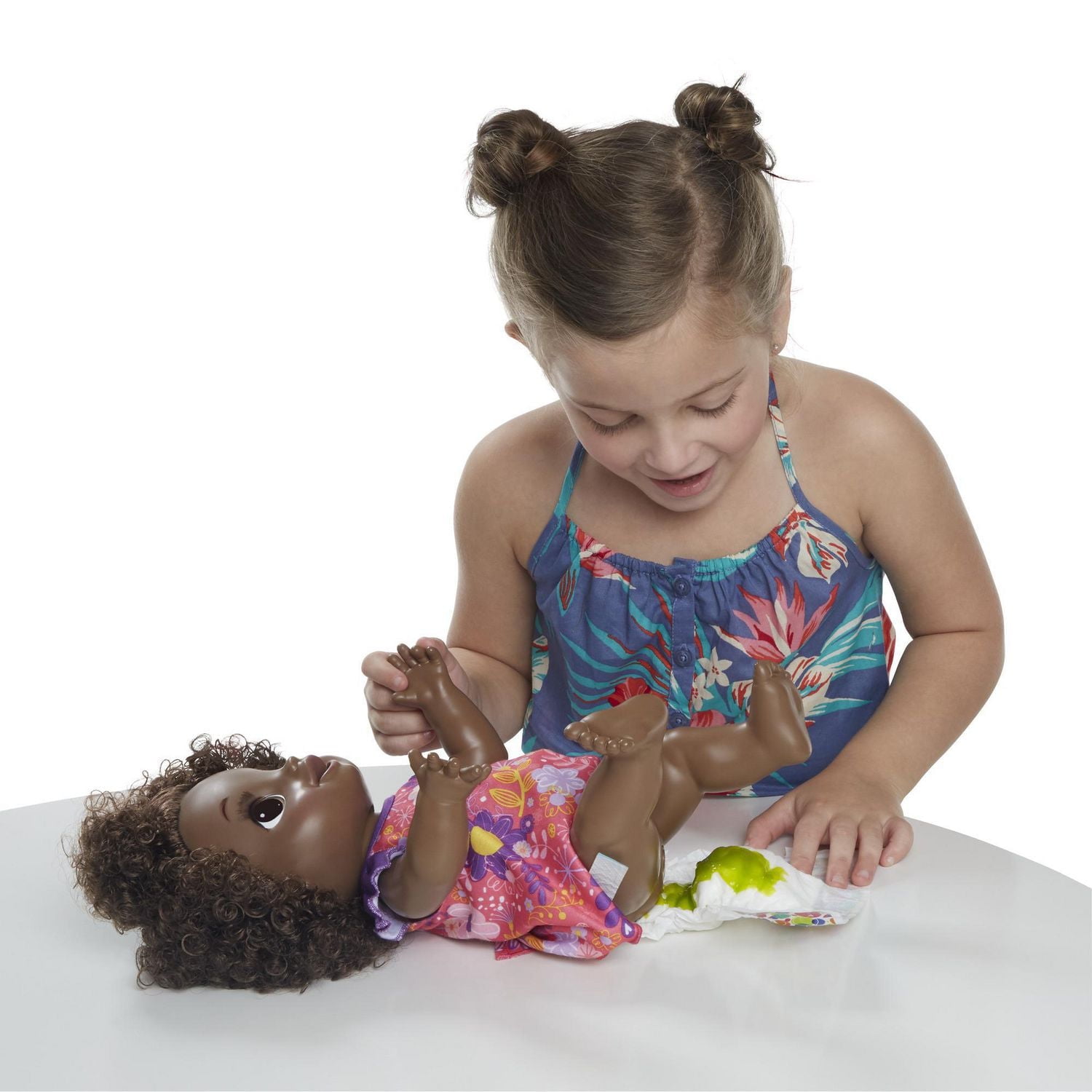 Baby Alive, poupée Bébé adore manger, aux cheveux noirs et frisés, plus de 50 sons et phrases, mange et fait caca, boit et fait pipi, pour enfant, à partir de 3 ans