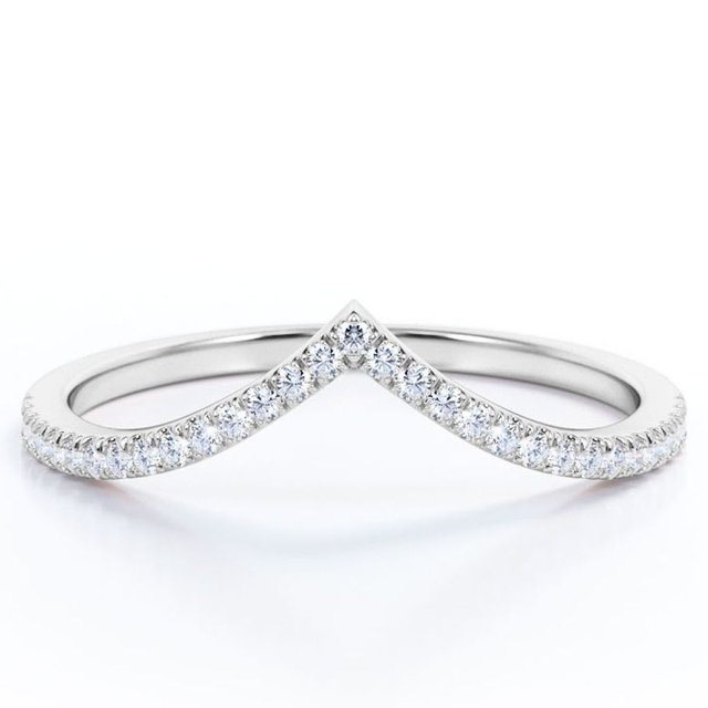 JeenMata Alianza de Boda en Forma de V de 0,25 Quilates con Forma Redonda y Pavé Festoneado - Baño de Oro Blanco de 18 K sobre Plata