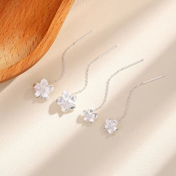 Leander 999 sterling silver gardenia earrings offer a refreshing, light-luxury design. They offer ultimate luxury, minimalist style, and are perfect for everyday wear and complement any outfit.
