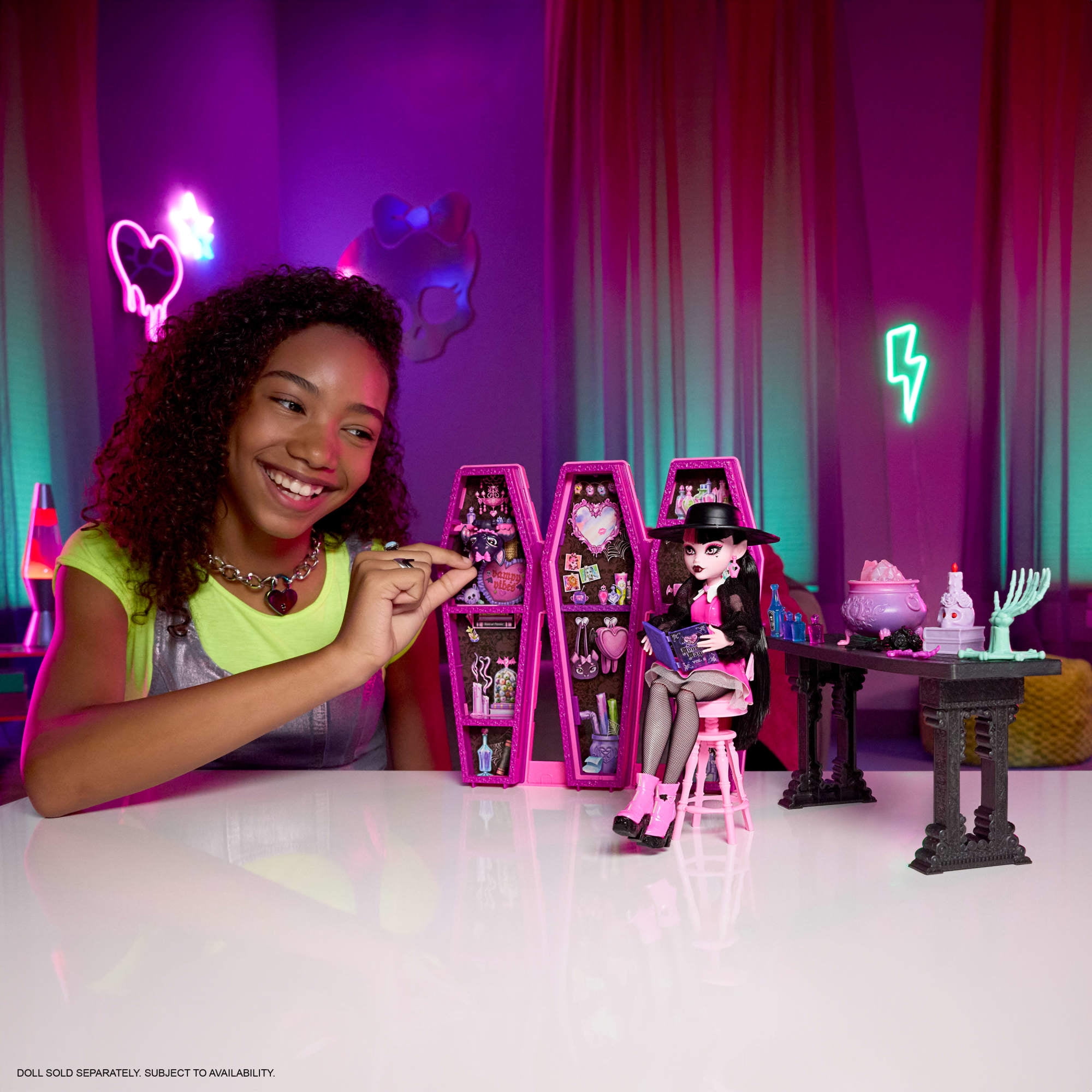 Monster High Draculaura Secret Potion Room Doll Playset with 12+ Accessories [Walmart Exclusive]
