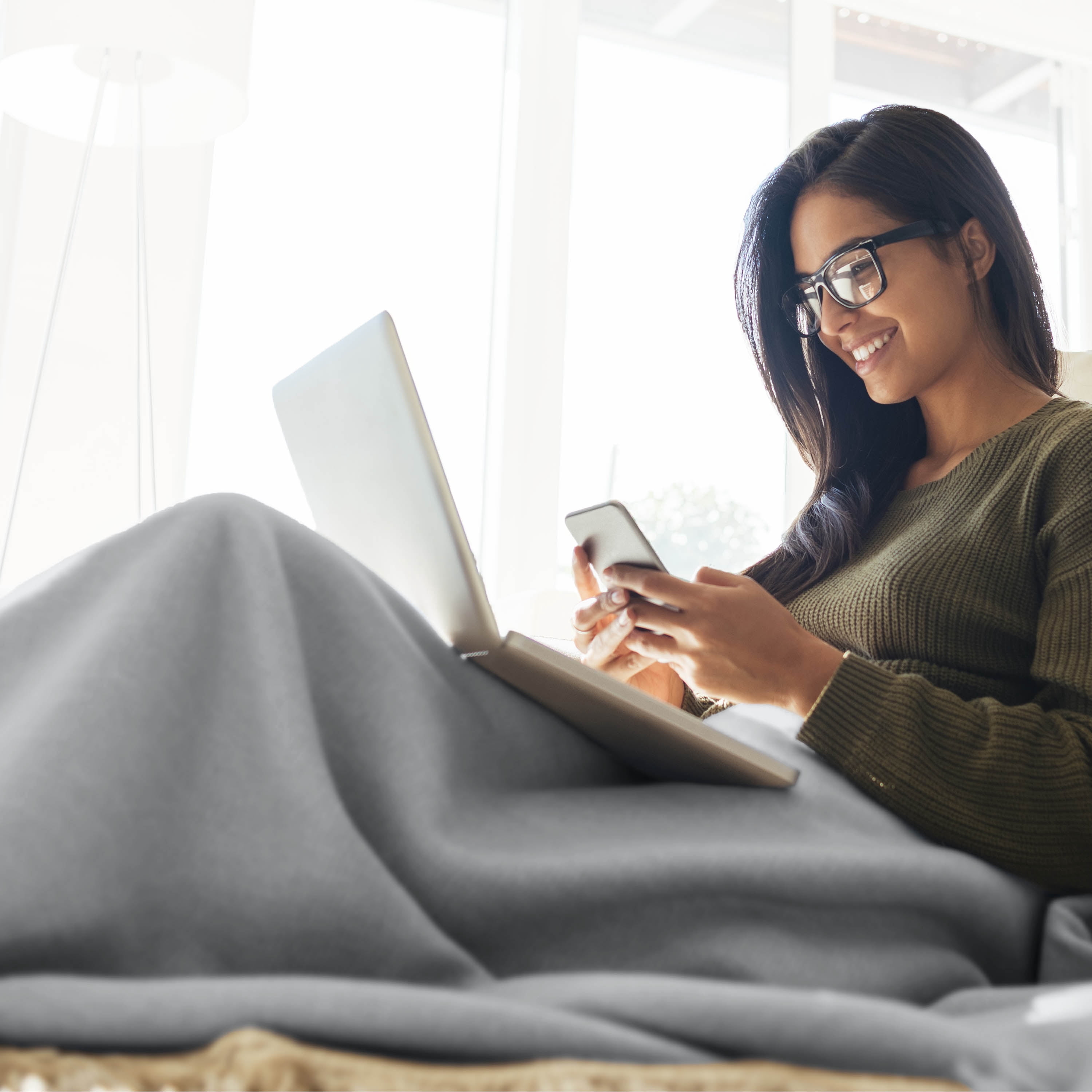 Soft All-Season Microfleece Bed Blanket – Lightweight Cozy Throw – King Size – Light Grey