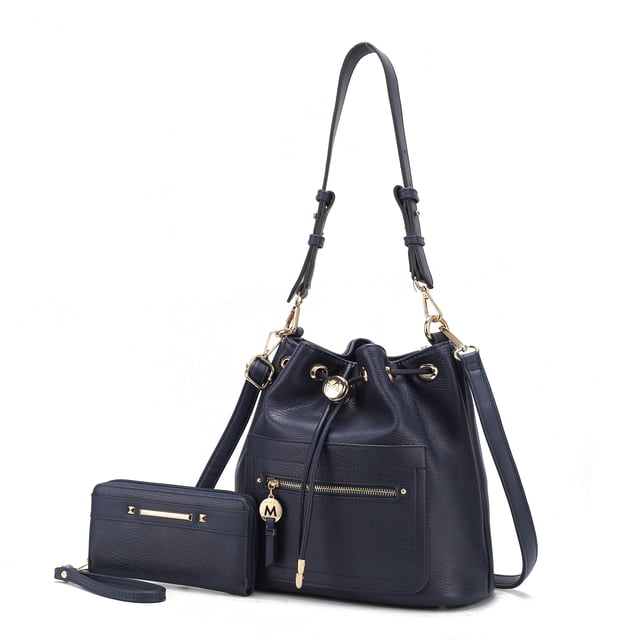 bolsa tipo bombonera con cartera Larissa color Chocolate, vista 3/4 frontal con silueta saco y cierre de cordón; piel vegana texturizada, bolsillo frontal con cremallera y herrajes dorados, base plana con pies. Incluye cartera a juego y correas desmontables: bandolera ajustable hasta 25" y correa corta. Interior forrado con bolsillos deslizantes y bolsillo con cremallera, medidas 11" x 10.2" x 6". Adecuada para uso diario y organización.