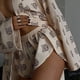 thumbnail image 4 of Pijama Holgado con Estampado para Mujer, Informal, con Cordones, de Larga y Pantalones Cortos de Cintura Alta, para el Hogar. Caqui S, 4 of 8