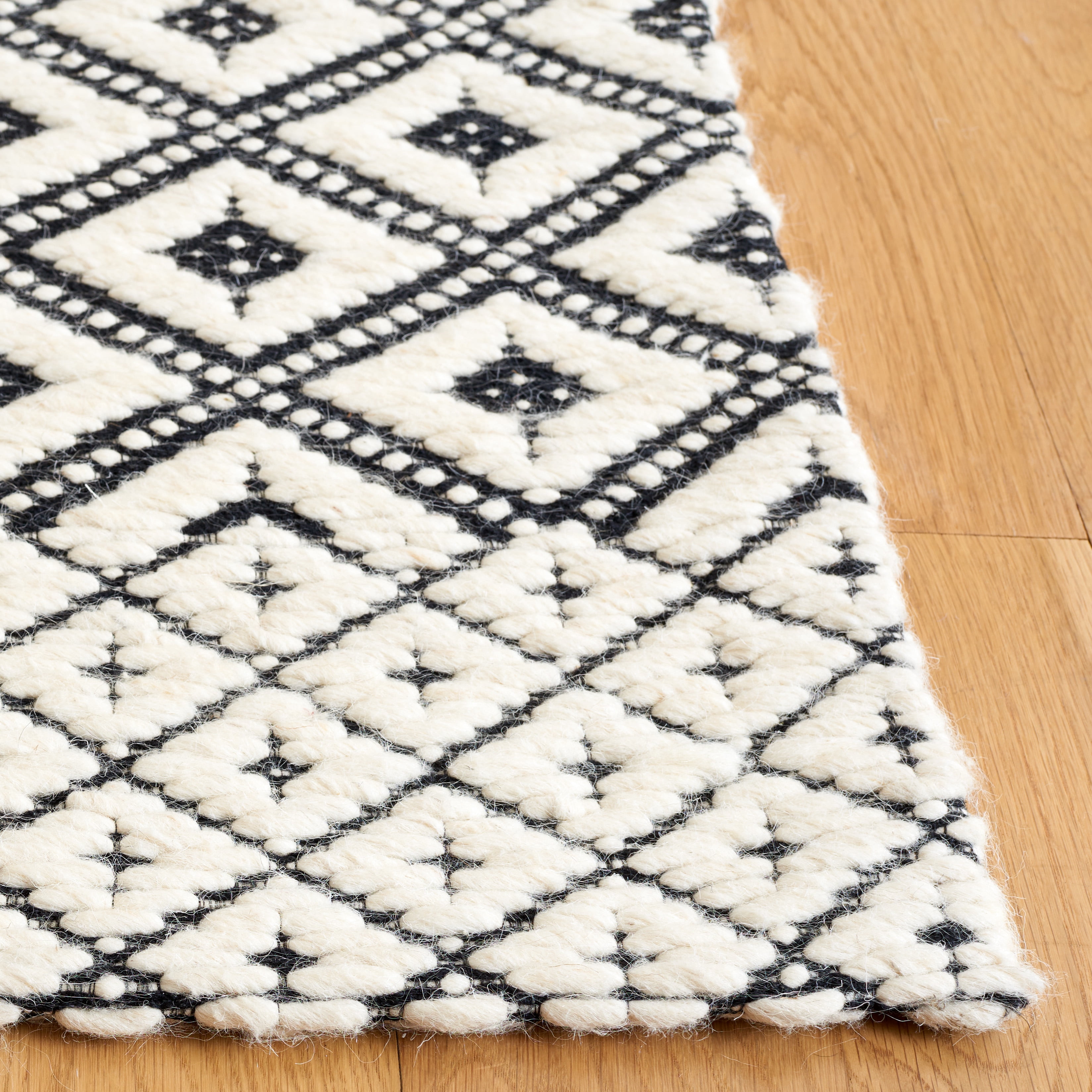 SAFAVIEH Marbella Mervyn Diamond Runner Rug, Black/Ivory, 2'6" x 8'