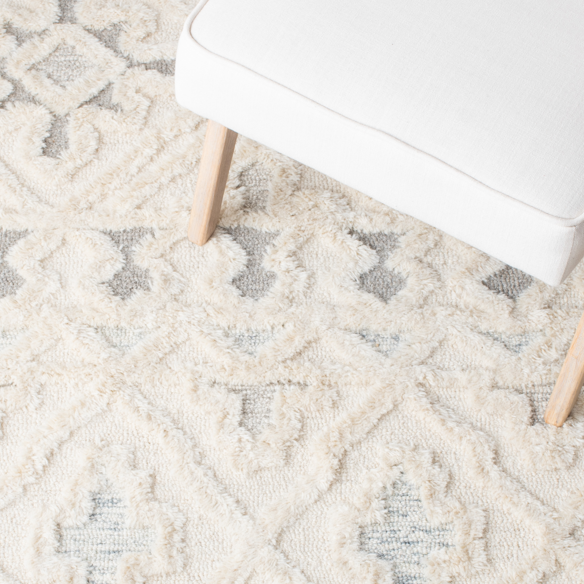 SAFAVIEH Metro Addison Southwestern Area Rug, Ivory/Grey, 6' x 6' Round