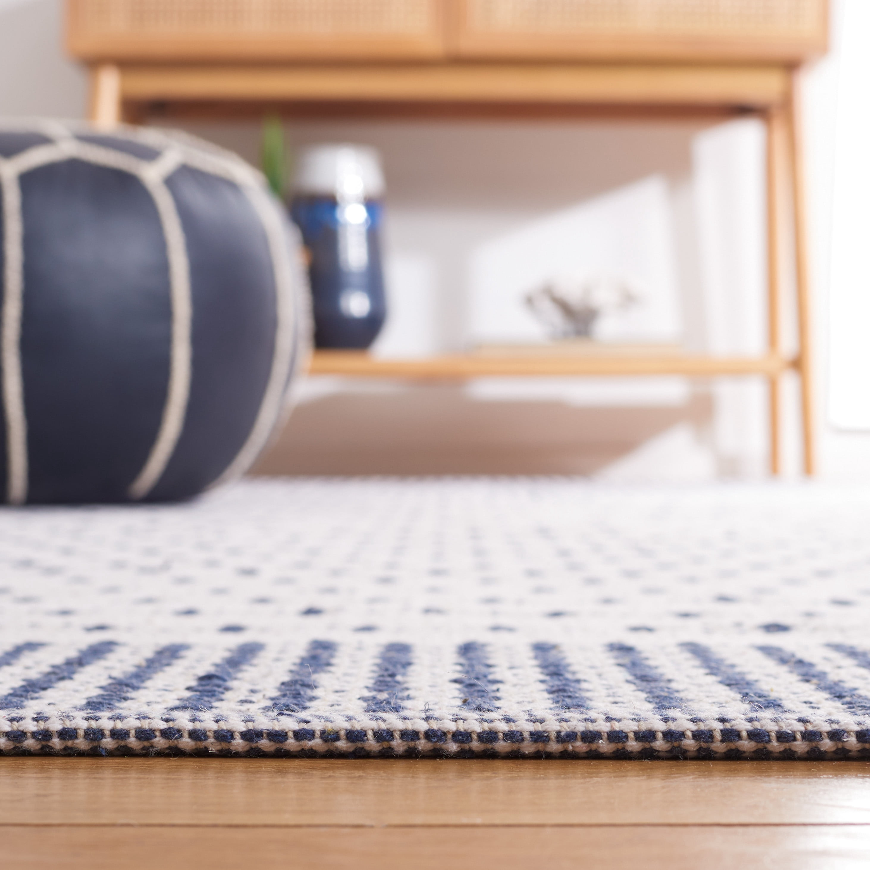 SAFAVIEH Montauk Nuala Abstract Dots Cotton Area Rug, Navy/Ivory, 6' x 6' Square