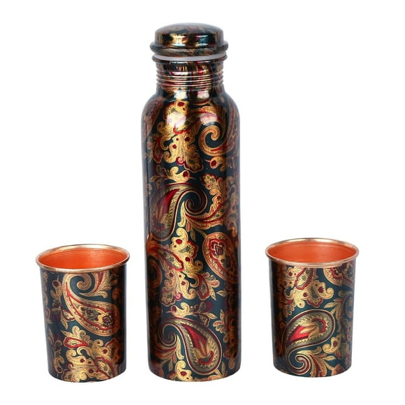 Bouteille en Métal Cuivré Artisanale 1 Litre avec 2 Verres en Métal Cuivré 350ml Chacun / Ensemble Cadeau Design Cachemire Vert dans une Boîte Cadeau Imitation Velours