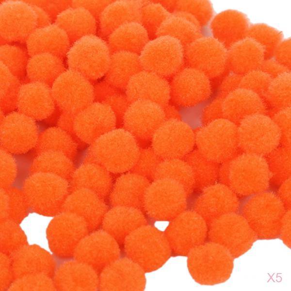 500 piezas colores vibrantes pompones pequeños para manualidades suaves 18 mm negro naranja paquete con 500 pompones esféricos de 18 mm en color naranja, textura mullida de polipropileno en vista cercana, aptos para manualidades, scrapbooking, proyectos escolares y también usados para decoraciones de fiestas pequeñas.